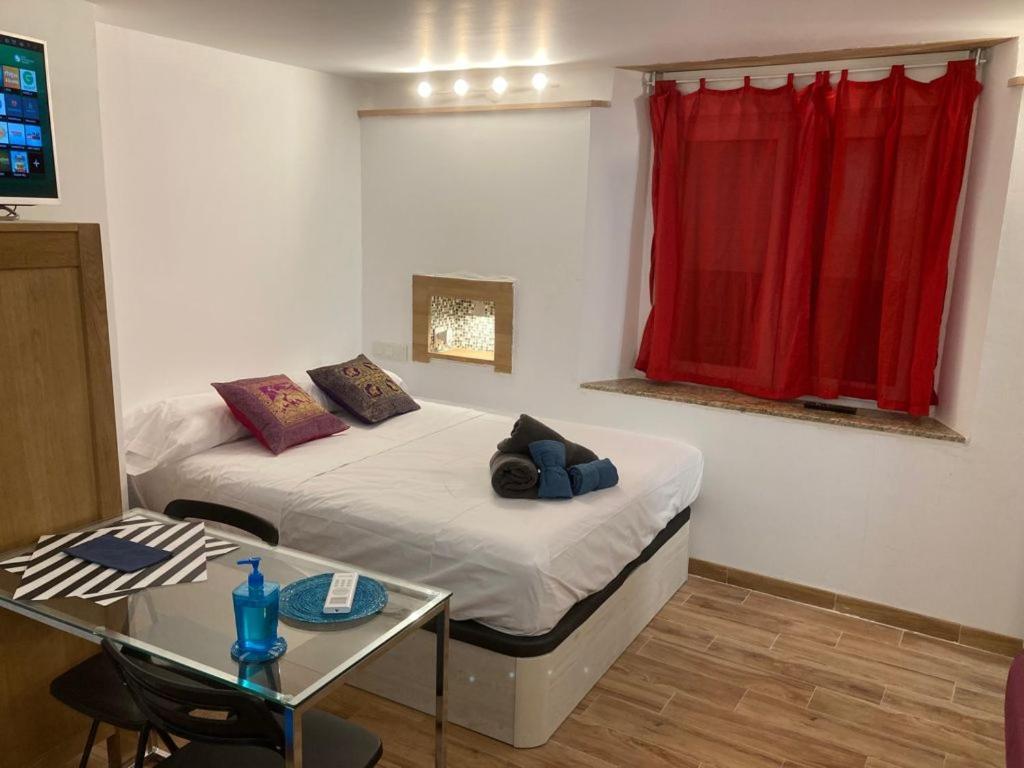 Malaguena Salerosa "Apartamento - Estudio Con Terraza" En Casa Tipica De 1 A 4 Dormitorios Malaga Luaran gambar